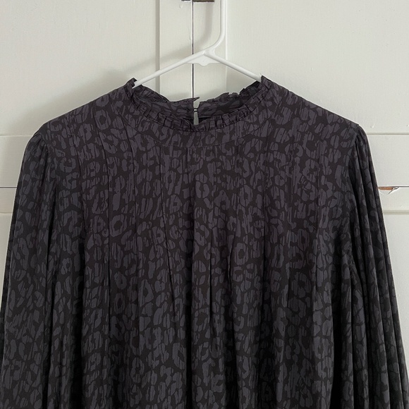 Rails Ariana Top | Charcoal Batik Cheetah | Ruffle High Neck Blouse Size Large - Picture 4 of 8